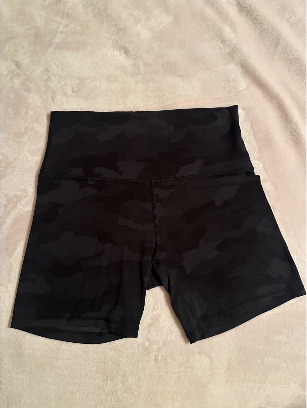 Lululemon camo short size 8